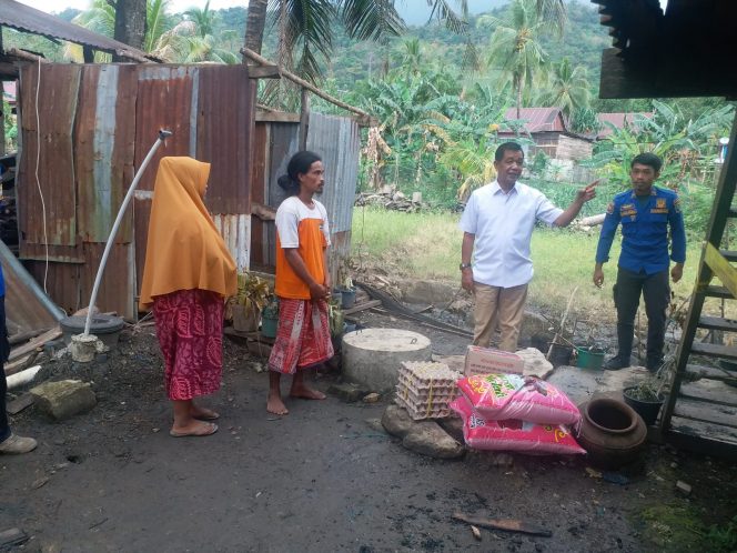 
 Ketua DPC Gerindra Barru, Aska Mappe mengunjungi korban kebakaran di di Jalanru Kelurahan Lompo Riaja Kelurahan Tanete Riaja, Kabupaten Barru, Kamis (21/07/2022).