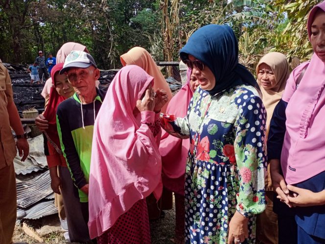 
 Anggota DPR RI dari Partai NasDem, Hj Hasnah Syam mengunjungi dan membantu korban kebakaran di Padalampe, Barru, Selasa (26/7/2022).