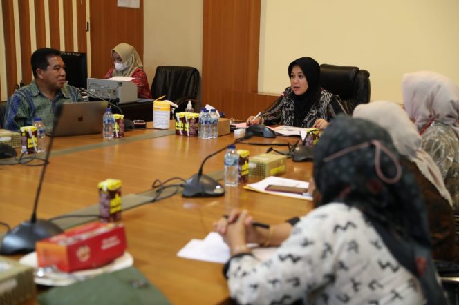 
 Wakil Walikota Makassar, Fatmawati Rusdi memimpin rapat pemantapan perkembangan kasus wabah PMK, Kamis (28/7/2022).