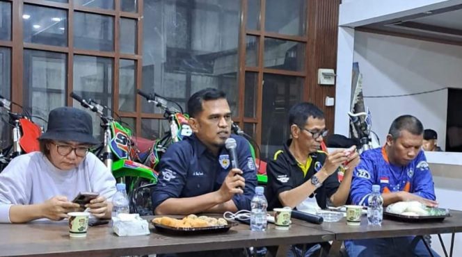 
 Sekretaris OC Kejurnas Motocross, Ikhsan Hamid memimpin rapat panitia jelang perhelatan event IMI Sulsel, di Pinrang.