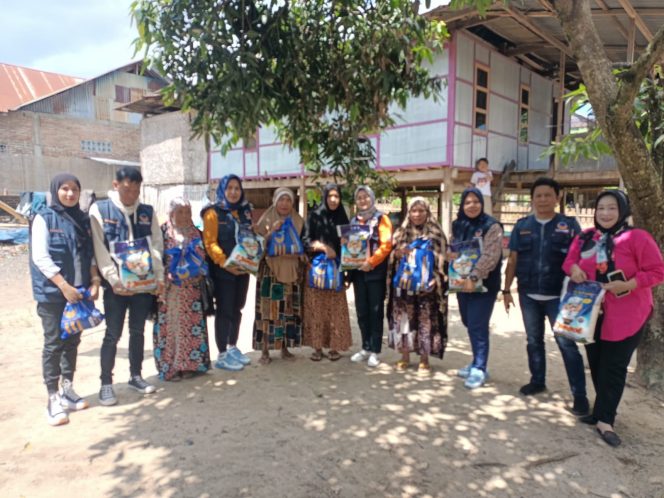 
 Tim RMS Berbagi dan NasDem Peduki melakukan aksi jumar berkah di Desa Mojong, Kec. Watang Sidenreng, Jumat (5/8/2022).
