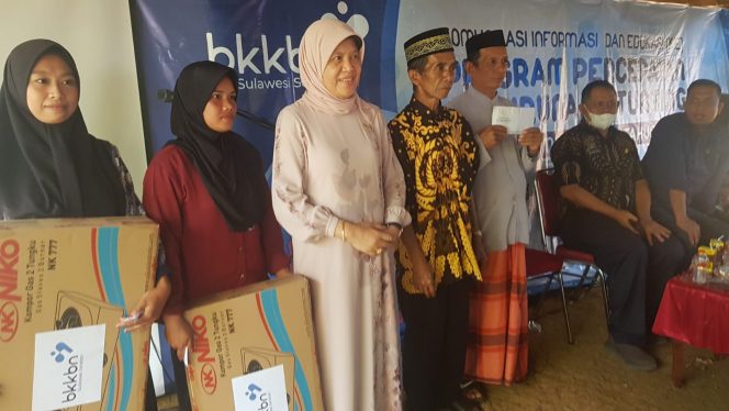 
 Anggota DPR RI, drg Hj Hasnah Syam bersama BKKBN Provinsi Sulawesi Selatan kembali melakukan sosialisasi  Percepatan Penurunan Stunting di Dusun Rumpia, Desa Kamiri Kec.Balusu (5/8/2022).