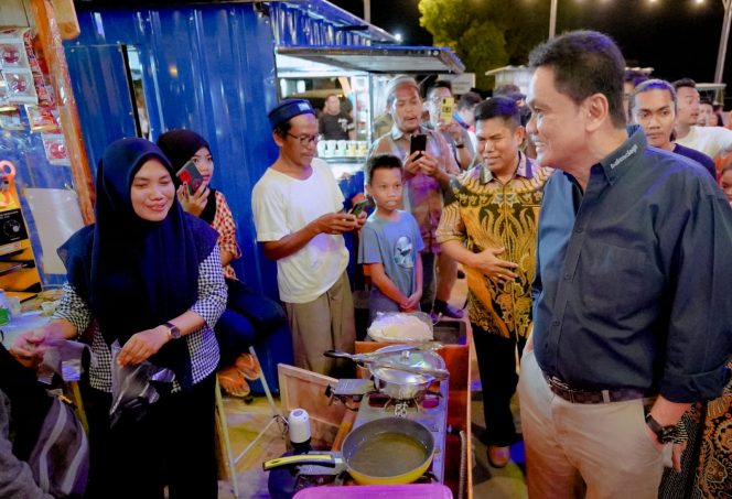 
 Bupati Barru, H Suardi Saleh meresmikan pusat jajanan kuliner Bola Toa Foof Court di Barru, Sabtu malam (6/8/2022).