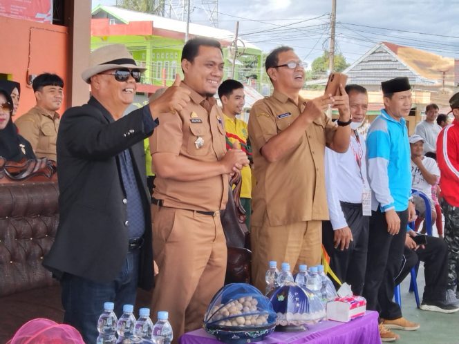 
 Bupati Enrekang Muslimin Bando menghadiri Acara Pembukaan HUT ke-77 Republik Indonesia di Kecamatan Maiwa. Acara ini dipusatkan di Alun-alun Langsa Gaga, Selasa 9 Agustus 2022, 