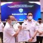 Bupati Barru, Ir H Suardi Saleh M.Si hadir dan menerima langsung Piagam Penghargaan dari Gubernur Sulsel, H. Andi Sudirman Sulaiman ST, di Four Points Hotel, Makassar, Rabu (10/8/2022).
