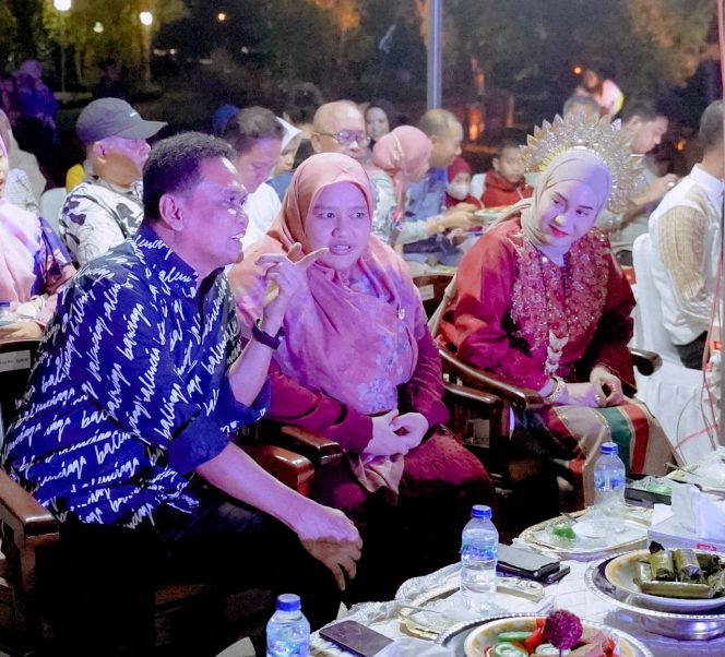 
 Bupati Barru saat menghadiri Grand Opening Festival Mappatabe The Bolu Rempah, salah satu jenis kue khas Sulawesi Selatan yang dilaksanakan dipelataran alun-alun Colliq Pujie Kota Barru, Kamis malam (11/8/2022). 