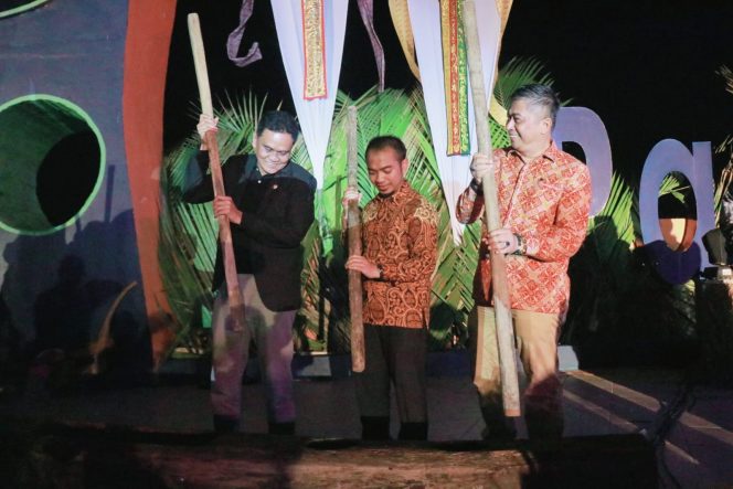 
 Bertempat di Anjungan Pantai Sumpang Binangae, Jumat (12/08/2022)  Festival Meong Palo Karellae resmi dibuka Buka Bupati Barru, H.Suardi Saleh.
