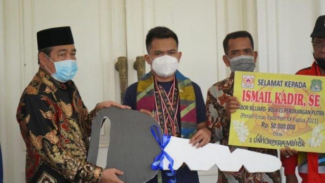 
 Beginilah acara ceremoni penyerahan bonus kepada atlet PON XX Papua asal Sidrap yang berhasil meraih medali. Sayangnya, hingga kini bonus dan hadiah tak kunjung diberikan.