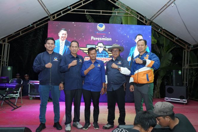 
 Andi Kengkeng bersama Politisi Partai NasDem lainnya, usai resmi mengenakan jaket NasDem, Minggu (14/8/2022). Mereka diwacanakan akan meramaikan Pileg 2024 di dapil III Sidrap.