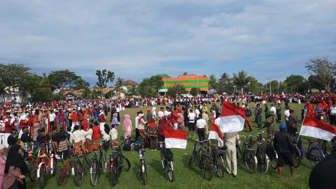 
 Ribuan peserta dari berbagai instansi di setiap Kelurahan dan Desa di Kecamatan Duampanua, mengikuti karnaval, Kabupaten Pinrang, Minggu (14/8/2022).