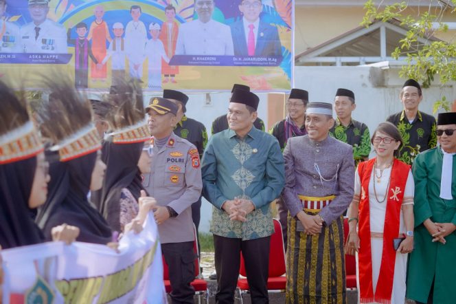 
 Bupati Barru menyaksikan Karnaval Merdeka Toleransi di Halaman Kantor Kemenag Barru Jalan H.M. Saleh Lawa Kecamatan Barru, Sabtu (20/8/2022). 