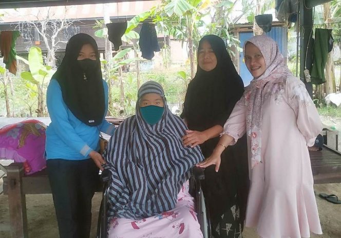 
 Ramadani dan keluarganya terharu campur bahagia usai mendapat bantuan kursi roda dari direktur RS Arifin Nu'mang.