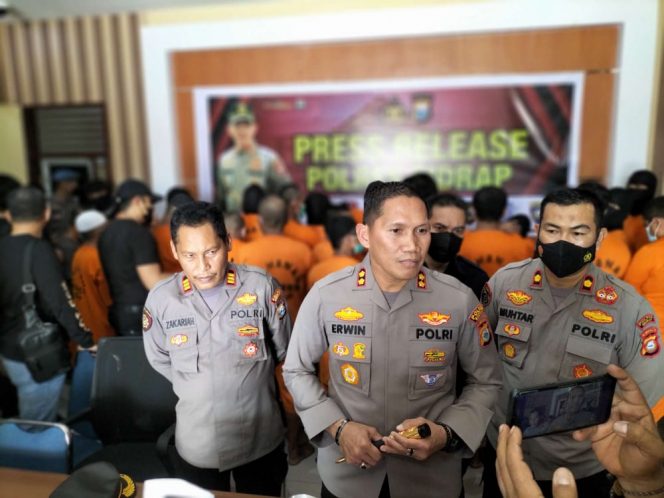 
 Jajaran Polres Sidrap, dipimpin Kapolres AKBP Erwin Syah saat merilis pengungkapan kasus hasil ops sikat 2022, Kamis (1/9/2022).