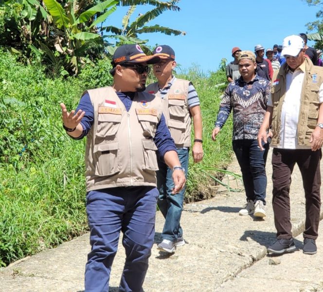 
 Wabup Enrekang, Asman memimpin OPD meninjau lokasi longsor di 3 Desa di Kab Enrekang, Kamis (1/9/2022).