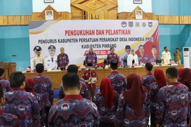 
 Pengurus Kabupaten Persatuan Perangkat Desa Indonesia (PPDI) resmi dilantik dan dikukuhkan oleh Ketua PPDI Provinsi Sulawesi selatan, di Ruang Pola Kantor Bupati Pinrang. Senin (5/9/2022).