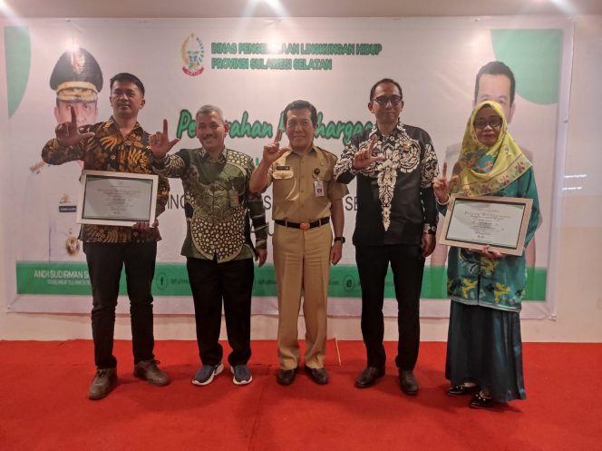 
 Dua sekolah dasar di Kabupaten Sidrap berhasil meraih penghargaan Adiwiyata Provinsi Sulawesi Selatan tahun 2022. Keduanya yakni SDN 6 Arawa, Kecamatan Watang Pulu, dan SDN 2 Rappang, Kecamatan Panca Rijang.