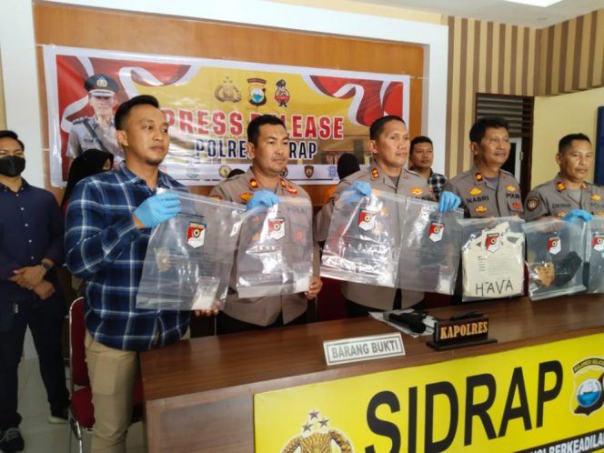
 Kegiatan press release terkait penangkapan dua pelaku Narkoba di Tangkoli, Baranti. Presa release dipimpin Kapolres Sidrap, AKBP Erwin Syah di Ruang Mapolres Sidrap, Selasa (6/9/2022). 