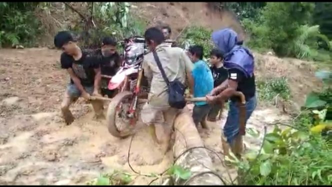 
 Ratusan warga di empat dusun di Desa Leppangeng, Kecamatan Pitu Riase, Kabupaten Sidrap, Sulawesi Selatan mulai kekurangan pasokan makanan.