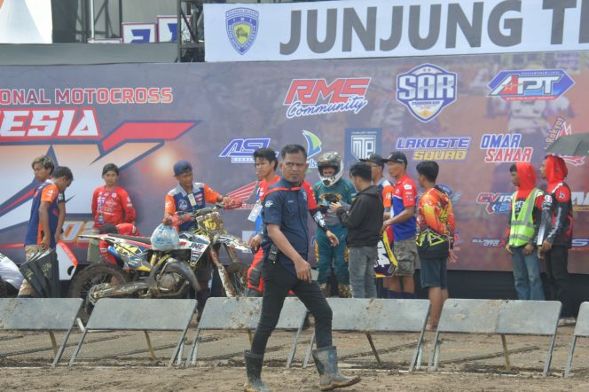 
 Sekretaris Panitia Kejurnas Motocross IndonesianMX, Ikhsan Hamid