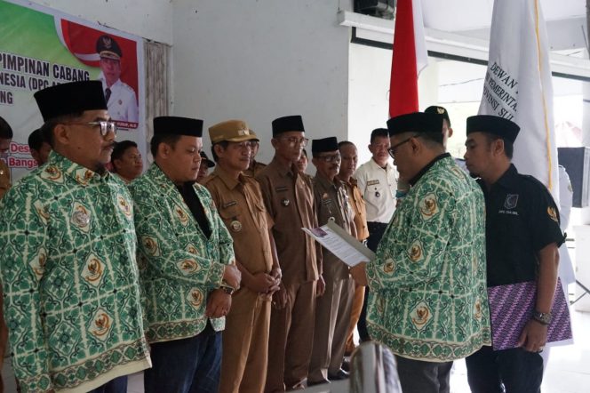 
 Kades Padangloang Alau, M Dais saat dilantik sebagai Ketua DPC Apdesi Sidrap, Senin (12/9/2022). Pelantikan pengurus Apdesi Sidrap terjadi dan bersamaan di 2 tempat.