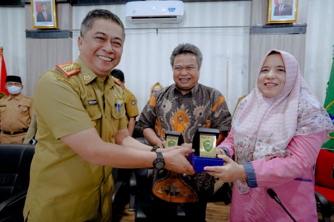 
 Sekda Barru, Abustan menerima kunjungan pansus TPPO DPRD Sulsel, dipimpin Hj Vera Firdaus, Selasa (13/9/2022).