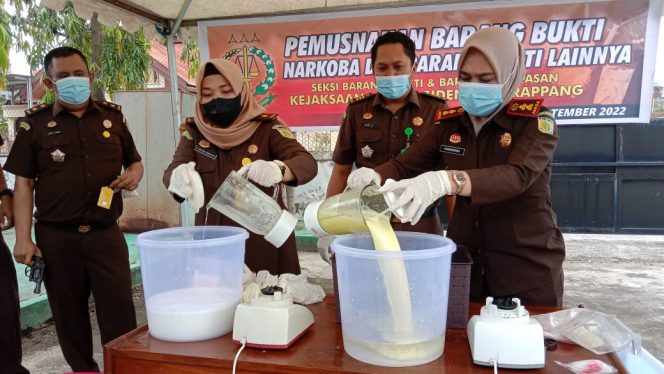 
 Kejaksaan Negeri (Kejari) Kabupaten Sidrap memusnahkan 584 narkotika jenis sabu dan 995 butir obat terlarang, Rabu, (14/9/2022). 
