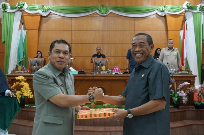 
 Dua rancangan peraturan daerah (ranperda) prakarsa pemerintah daerah dan satu inisiatif DPRD, diserahkan pada rapat paripurna DPRD Kabupaten Sidenreng Rappang, Rabu (21/9/2022).