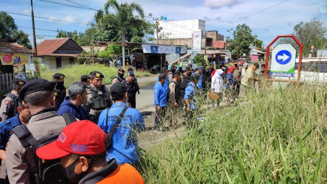 
 Personel gabungan dari Polres Sidrap dan Brimob Parepare dikerahkan kawal jalannya eksekusi lahan tanah di Jalan Poros Sidrap - Parepare, tepatnya di Dusun Kemirie, Kecamatan Mattirotasi, Kabupaten Sidrap, Rabu (21/9/2022).