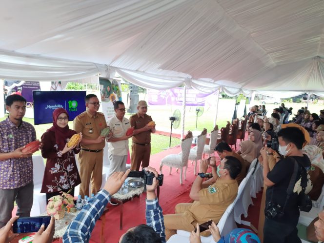 
 Perayaan perjalanan 10 tahun Cocoa Life oleh Mondelez Indonesia, Perayaan yang dipusatkan di wilayah Pinrang, Selasa, (20/9/2022).