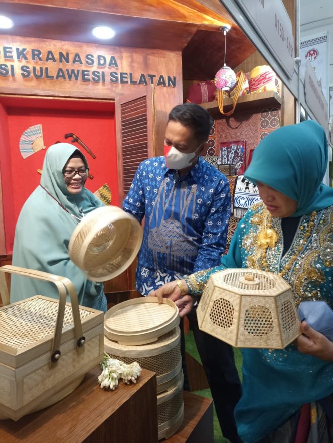 
 Dekranasda Barru Pamerkan Produk Cenrapole Anyaman Bambu di Kriya Nusa 2022