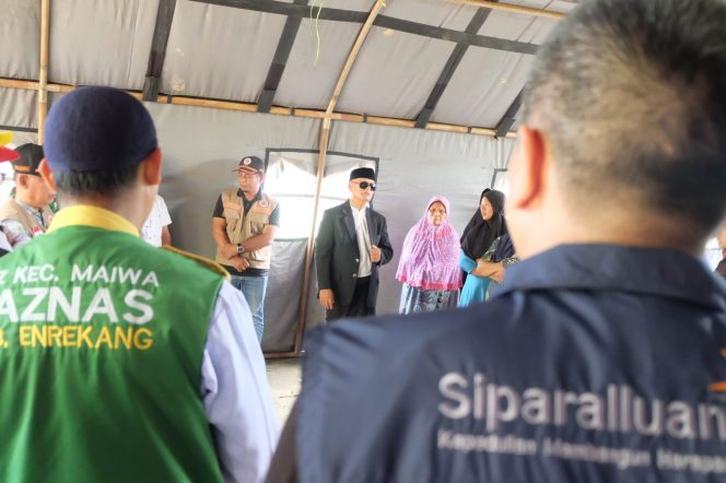 
 Muslimin Bando Serahkan Bantuan Rp160 Juta di Desa Labuku
