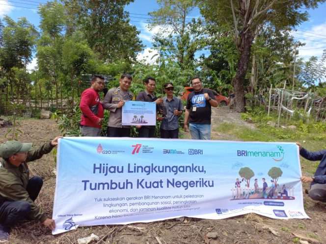 
 Bank Rakyat Indonesia (BRI) mengadakan penanaman pohon bekerjasama dengan Pemerintah Desa Siddo di Desa Siddo, Kecamatan Soppeng Riaja, Kabupaten Barru, Sabtu, (24/9/2022).