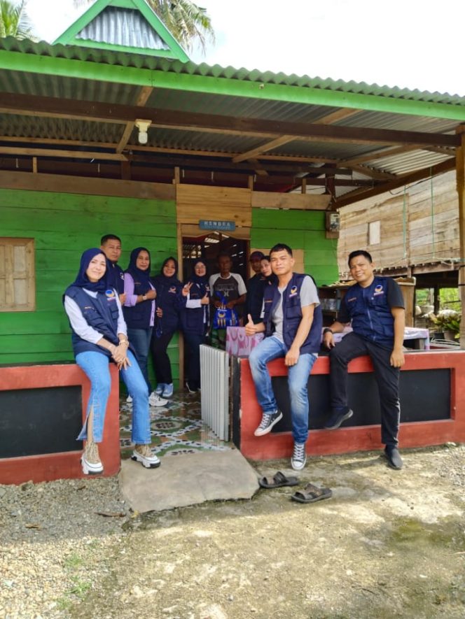 
 Tim RMS Berbagi melakukan aksi bagi sembako secara door to door di Kelurahan Lancirang, dan Desa Padangloang, Jumat (30/9/2022).