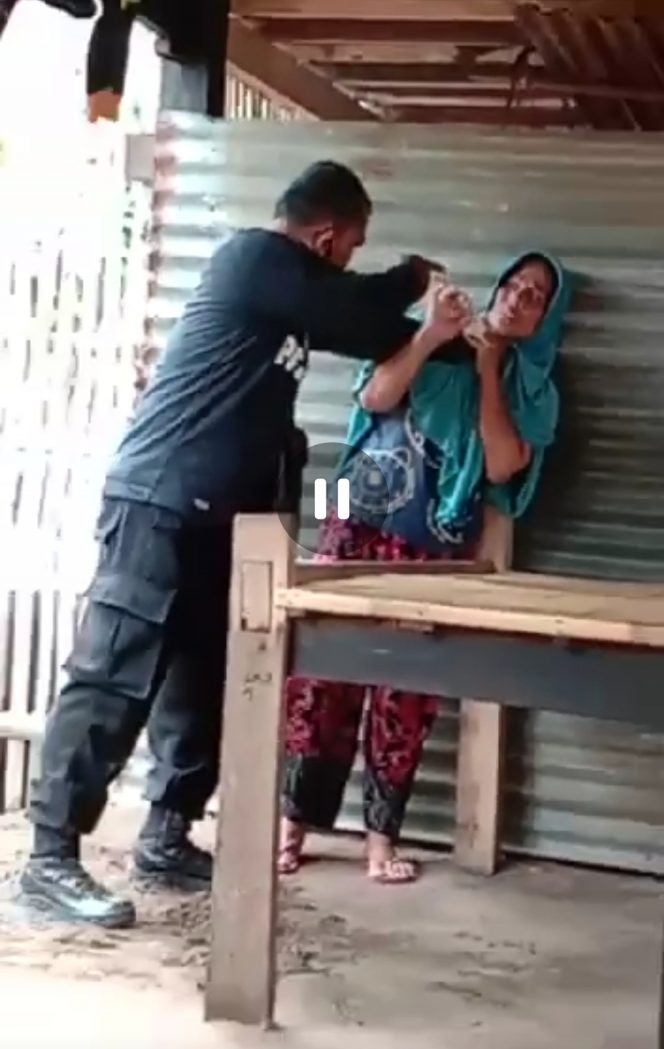 
 Seorang oknum anggota Polisi di Pinrang viral. Ia terekam sedang menganiaya dan mengancan seorang wanita di Dusun Waetuoe, Desa Waetuoe, Kecamatan Lanrisang, Kabupaten Pinrang, Sulawesi Selatan, Kamis (15/9/2022) sekira pukul 14.00 Wita.