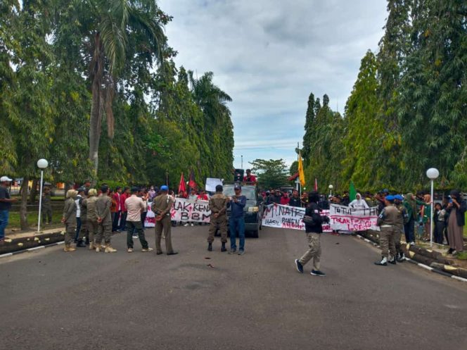 
 Aliansi Mahasiswa Perguruan Tinggi Muhammadiyah menggelar aksi unjuk rasa menolak kenaikan harga BBM, di gedung DPRD Sidrap, Rabu (7/9/2022).