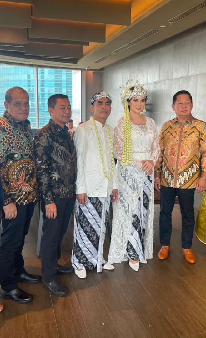 
 Anggota DPRD Sidrap, Idham Mase menggelar resepsi akad nikah dengan Cathrine Wilson di Jakarta, Sabtu (1/10/2022). Pernikahan keduanya dihadiri kerabat, termasuk anggota DPR RI, H Rusdi Masse.