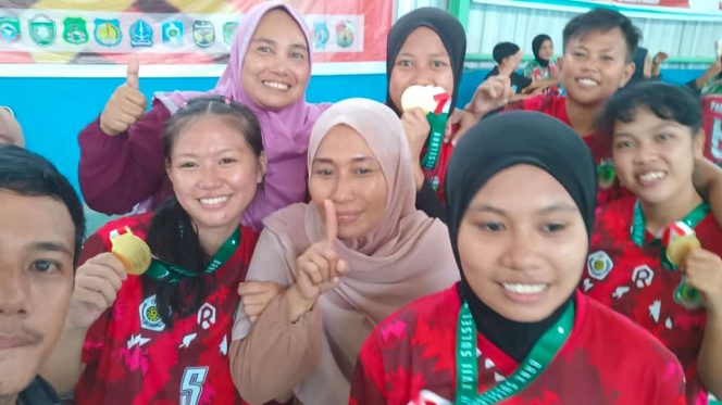 
 Atlet Sepak Takraw Pinrang usai meraih emas di Porprov XVII Sinjai. Saat ini, Kota Makasaar masih kokoh di Puncak perolehan klasemen.