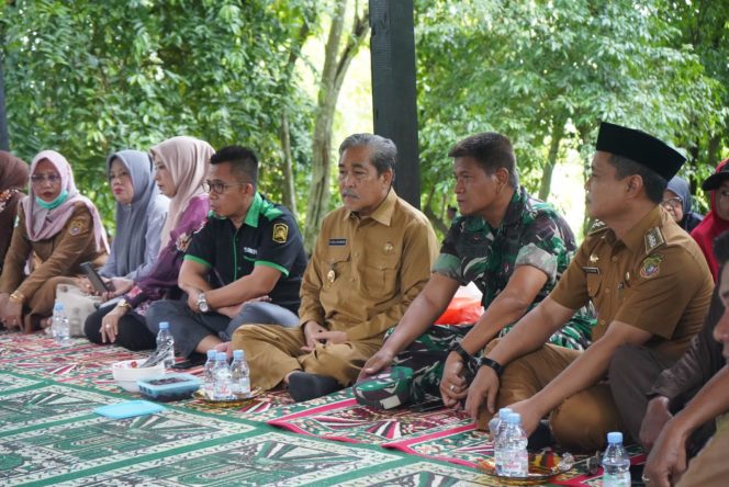
 Bupati Sidrap, H. Dollah Mando turut menghadiri pesta panen di Desa Bulucenrana, Kecamatan Pitu Riawa, Senin (3/10/2022).