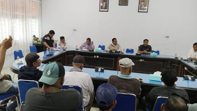 
 Puluhan warga Desa Talumae, Kec Watang Sidenreng, mendatangi DPRD, Jumat (21/10/2022). Mereka mengadukan proses Pilkades yang diduga bermasalah.