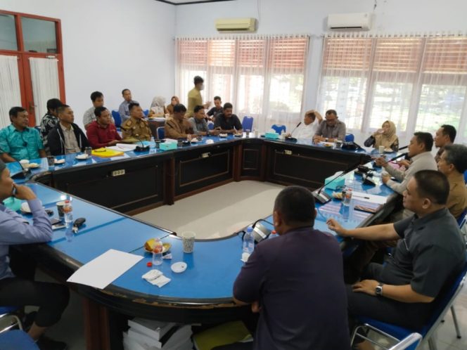 
 Anggota Dewan Perwakilan Rakyat Daerah (DPRD) Kabupaten Sidrap duduk bersama dengan Penyelenggaraan Pilkades Desa Talumae, Senin, (24/10/2022).