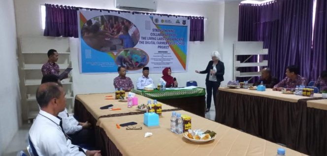 
 Bupati Enrekang Muslimin Bando menandatangani penguatan kerjasama Digital Farmer Field School (DFFS) dengan Van Hall Larenstein University of Applied Science (VHL) Belanda, di Kampus Universitas Muhammadiyah Enrekang (UNIMEN), Rabu, (26/10/2022).