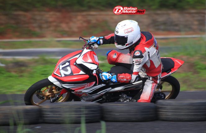 
 Lucky Kaddi, rider RMS Racing Team saat berlaga di Sirkuit Mijen, Kota Semarang pada 15 Oktober 2022.