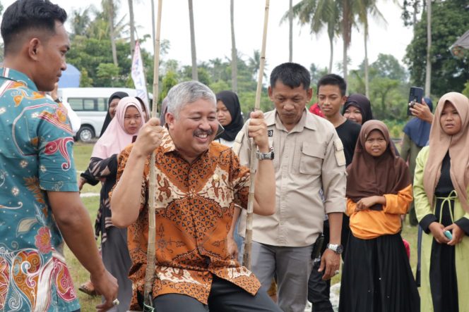 
 Masyarakat tani Dusun Padang, Desa Padang Loang,Kecamatan Patampanua, Pinrang, menggelar kegiatan syukuran pesta panen, Kamis (3/11).
