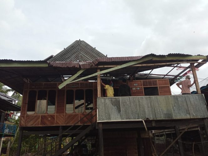 
 Akibat Angin Kencang dan Hujan, Puluhan Rumah Rusak di Desa Sumpang Mango