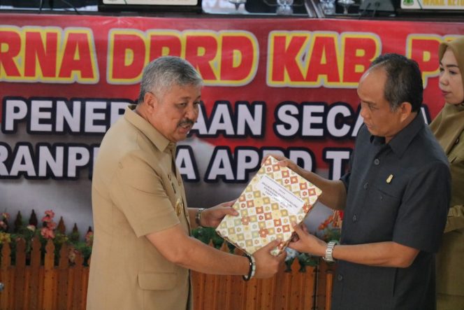 
 Irwan Hamid Serahkan APBD 2023 ke DPRD Pinrang