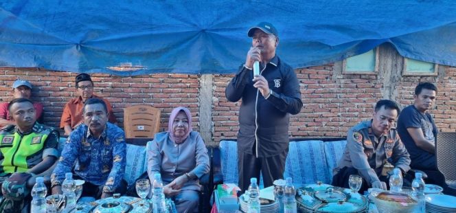 
 Muslimin Bando Sumbang Rp100 Juta untuk Bangun Rumah Kegiatan Masyarakat di Desa Tuncung