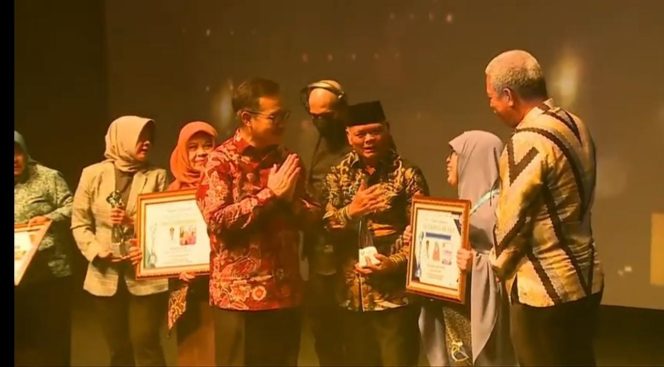 
 Bupati Enrekang Terima Diamond Award IHIA VI-2022