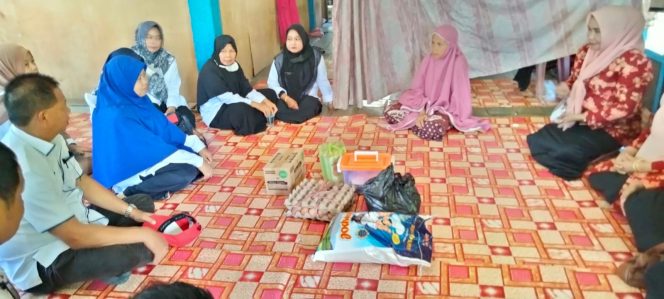 
 Sekda dan Dharma Wanita Setda Enrekang Serahkan Bantuan Penanganan Stunting di Desa Tokkonan