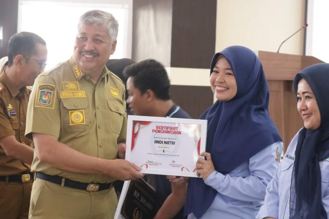 
 Irwan Hamid Serahkan Penghargaan Dapodik Tingkat TK, SD dan SLTA Pinrang