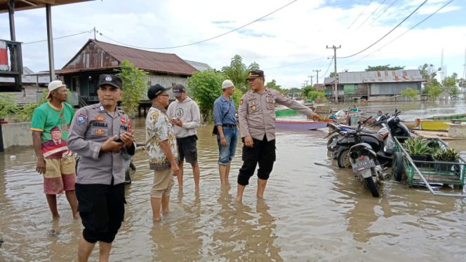 
 Kapolres Sidrap Kerahkan Personil Bantu Warga Terdampak Banjir